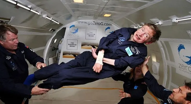 Stephen Hawking feliz por invitación de Richard Branson para viajar al espacio 