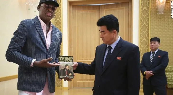 Dennis Rodman le regaló un libro de Donald Trump a un ministro de Corea del Norte