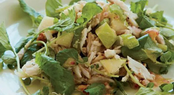 Una saludable ensalada de cangrejo, manzana y berro