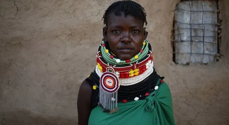 Imágenes que desataron una ola de odio: Una mujer se pinta la cara de negro para crear conciencia
