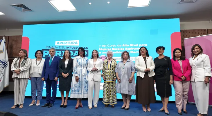 Datos revelan que las mujeres son casi la mitad del funcionariado público, pero siguen fuera de los principales espacios de poder