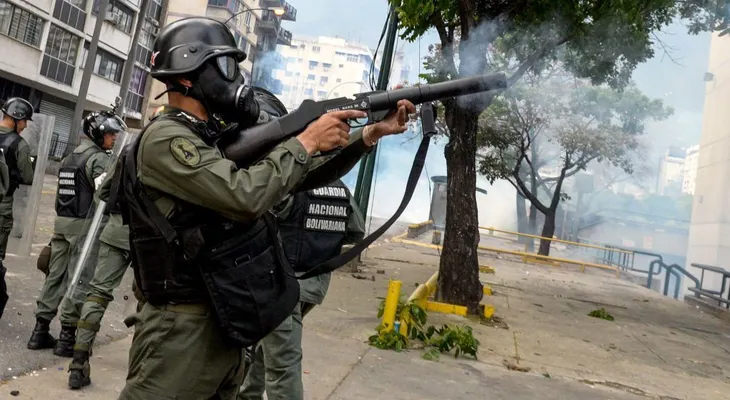 Guardia Nacional de Venezuela lanza bombas lacrimógenas dentro de hospitales