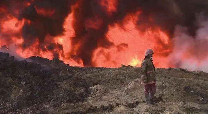 El legado tóxico de ISIS: los iraquíes combaten los incendios en los pozos petroleros
