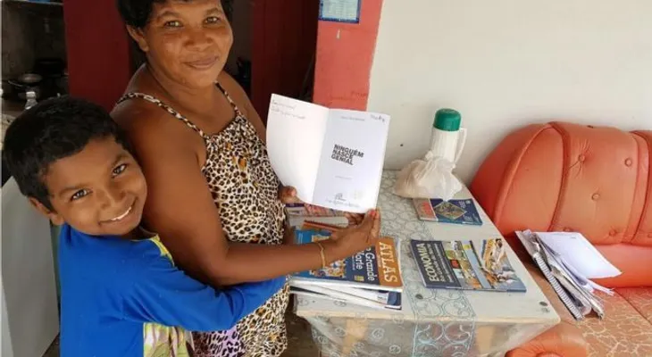 La conmovedora historia del niño de 11 años que le está enseñando a leer a su mamá en Brasil