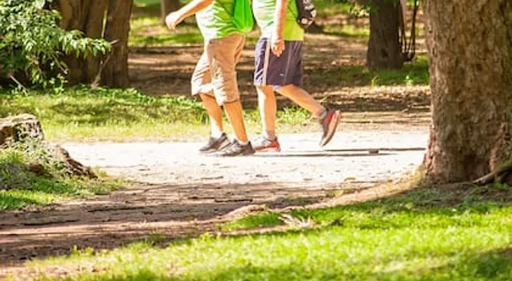 Caminar 20 minutos al día puede marcar la diferencia después de los 70