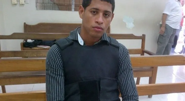 Mujer intenta matar en audiencia joven le ultimó hijo