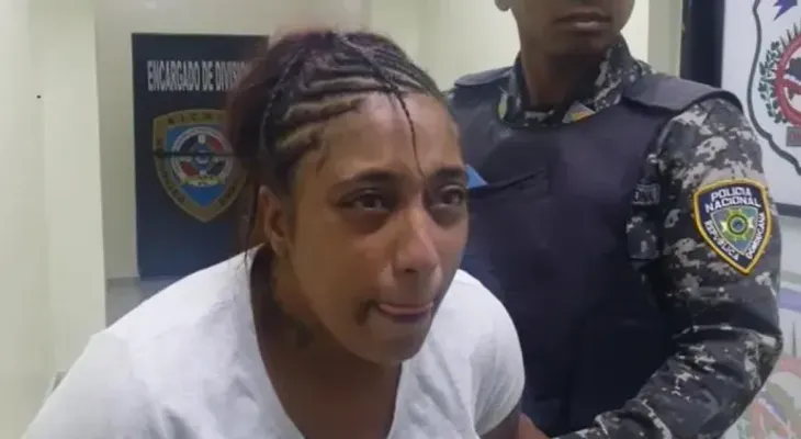 Mujer acusada de intentar ahorcar a su hija de dos años; se defiende; dice la grabó para "asustar" al padre