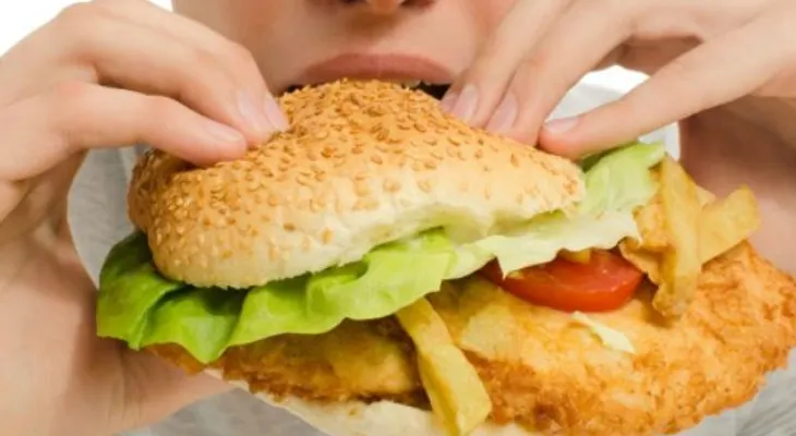 La Administración francesa quiere un impuesto a la comida basura; para combatir obesidad