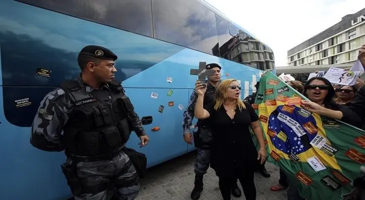 Asaltan el autobús de la selección brasileña: "¡No habrá Copa del Mundo!" 