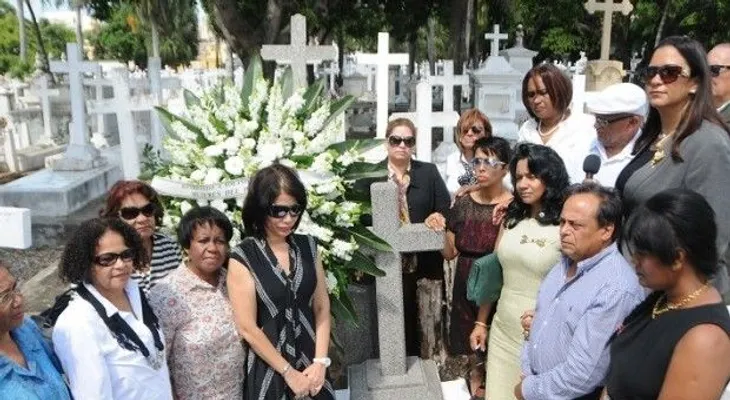 PRD realiza ofrenda en tumba de Yolanda Guzmán