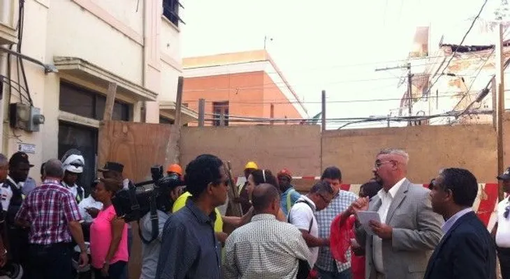 Residentes en zona colonial se amotinan en lugar donde colapsó hotel 