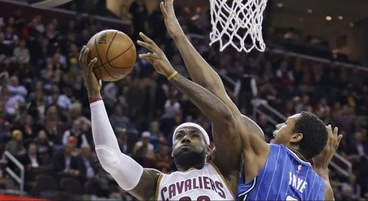 LeBron anota 29 puntos en triunfo de Cavaliers 