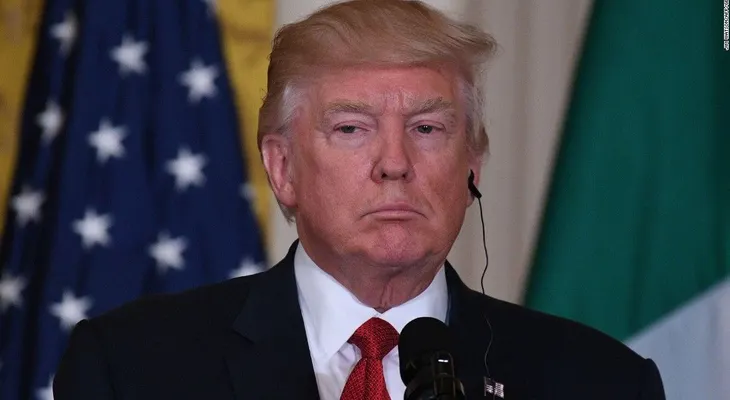 Donald Trump regresa a casa enojado y solo