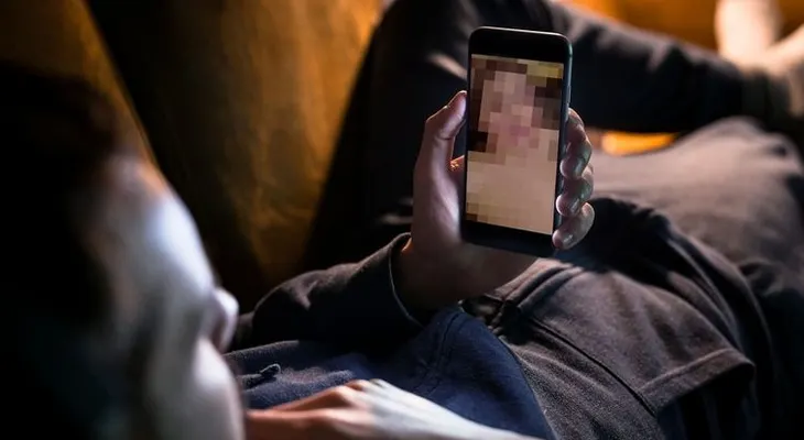 Un juez dice que merece buen trato por ser de "buena familia", adolescente que se grabó violando a una joven