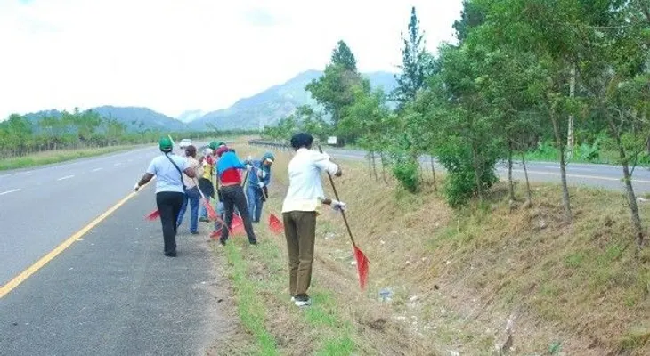Embellecimiento concluye trabajos de limpieza en autopista Duarte
