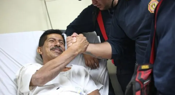 Hombre sobrevive bebiendo su orina tras 40 horas atrapado en escombros