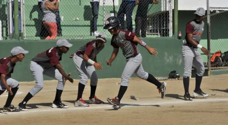 Lobos avanzan a final de circuitos en clásico