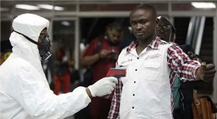 Aeropuertos de EEUU comienzan exámenes de ébola 