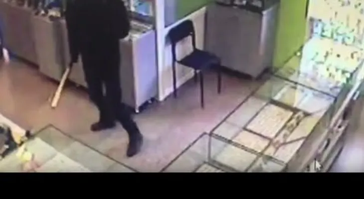 No hay ladrón armado que se resista a un vendedor con un martillo