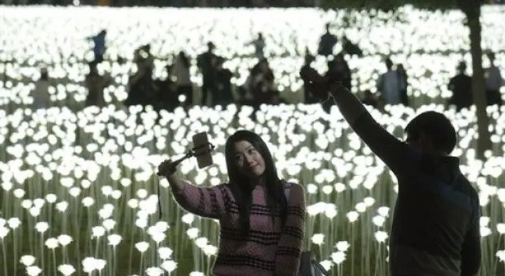 Hong Kong celebra San Valentín con 25.000 rosas de luz
