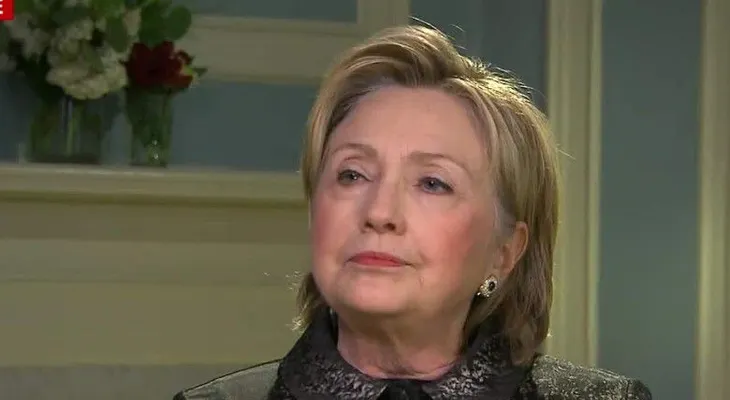 Clinton: "EE.UU. no puede arriesgarse a que una bala perdida como Trump esté a cargo"