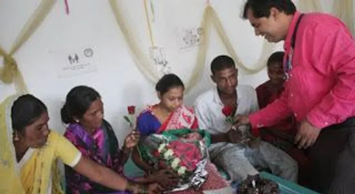 En India no es bueno tener hijas, por eso este doctor hace esto en los partos