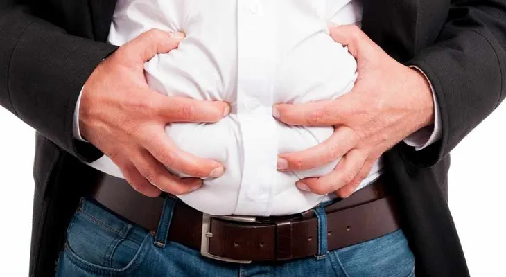 Comer rápido como un "glotón" te puedes provocar un fuerte dolor abdominal y exceso de gases
