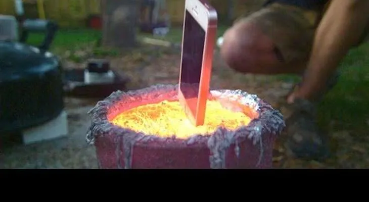 Esto es lo que pasa al sumergir un iPhone en aluminio fundido