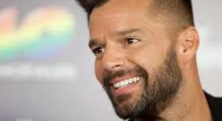 Ricky Martin bromea sobre soltería tras fallo en EE.UU. 