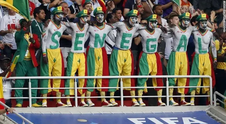 Fanáticos de Japón y Senegal ayudan a limpiar los estadios en el Mundial de Rusia 2018