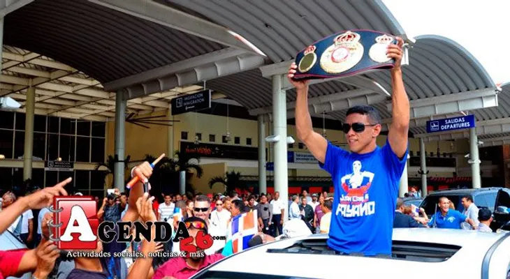 Reciben como héroe nacional al campeón súper-gallo Juan Carlos Payano