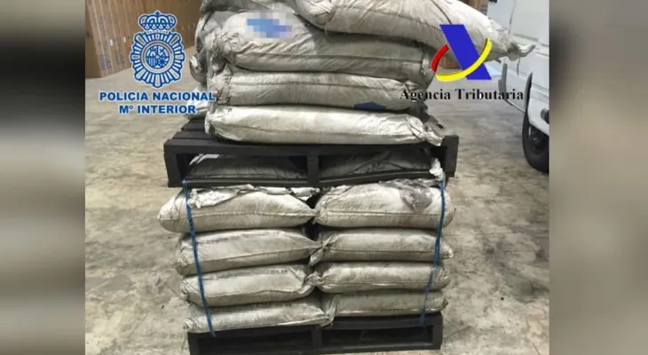España incauta 1.400 kilos de 'madera' hecha de cocaína provenientes de Colombia