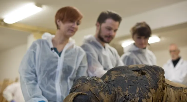 El misterio de una momia egipcia embarazada y su traslado a Polonia