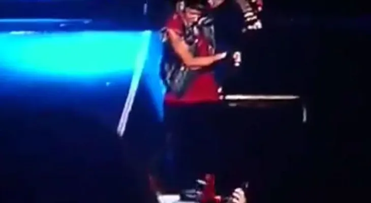 Video: Justin Bieber maltrata bandera de Argentina