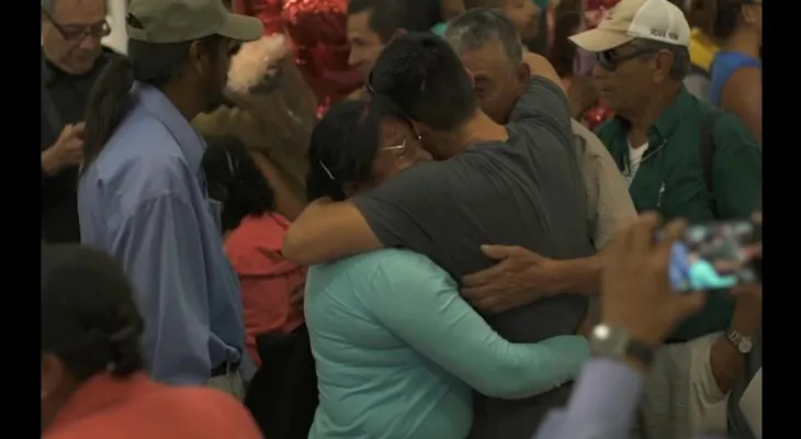 Emotivo reencuentro tras dos décadas: abuelos mexicanos viajan a EE.UU. a ver a sus familiares