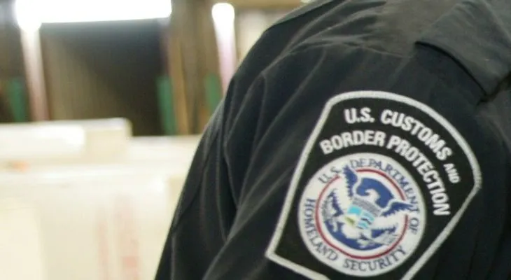Un policía dominicano de aduanas es detenido por escoltar "mulas" en aeropuerto de Estados Unidos 
