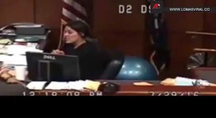 Esta juez pierde la cabeza cuando entra la acusada, la razón es sorprendente
