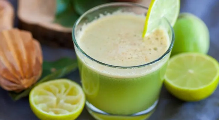 Desalojar el intestino con un jugo verde especial y saludable