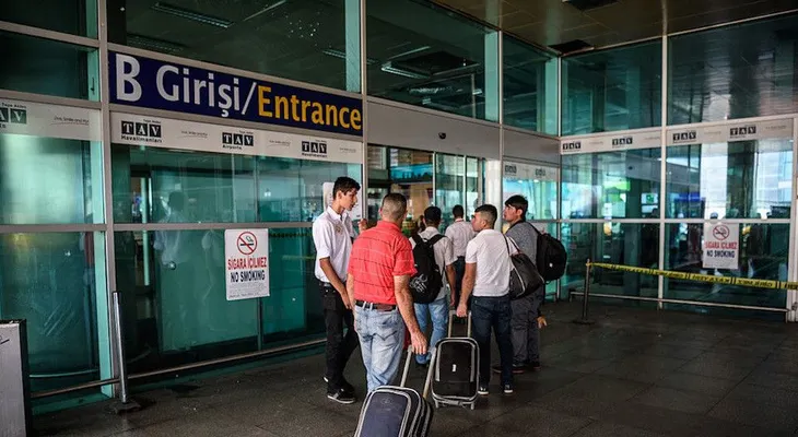 El aeropuerto de Ataturk intenta restablecer la normalidad