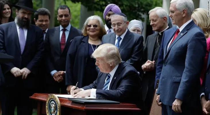 Trump sorprendió a los militares cuando dijo que los soldados no podían recibir cosas religiosas