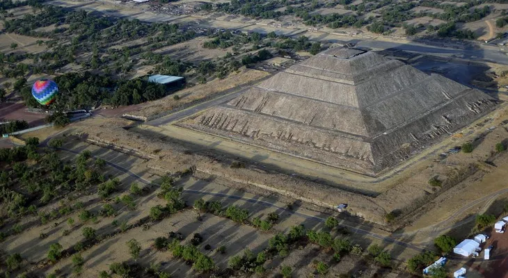 México: hallan posible túnel debajo de Pirámide de la Luna en Teotihuacán