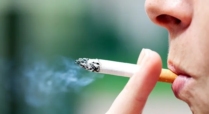 Los fumadores contaminan el ambiente aunque no estén fumando