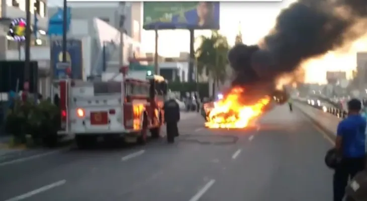 Vehículo público se incendia en plena avenida 27 de Febrero