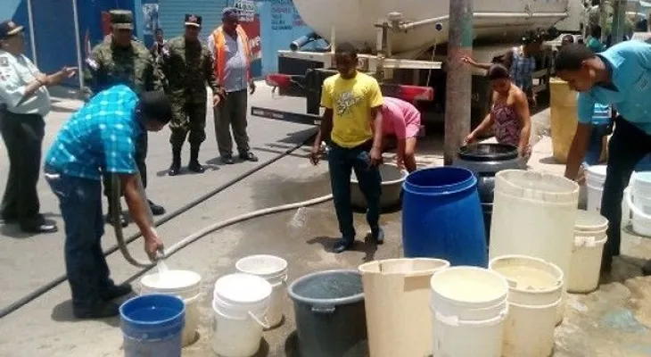 Comisión MOPC inicia reparto de agua en barrios del Gran Santo Domingo