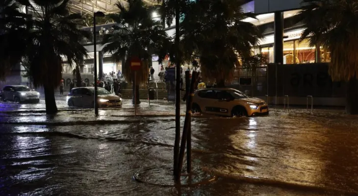 Lluvias torrenciales causan inundaciones y suspensión de transporte en Valencia, España