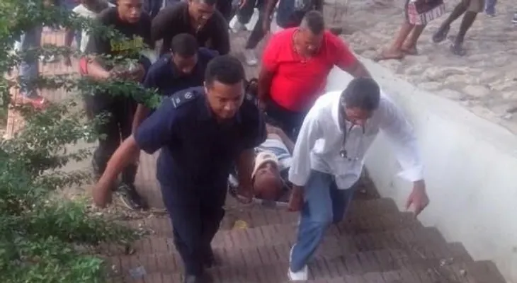 Hombre se lanza de un puente en Santiago