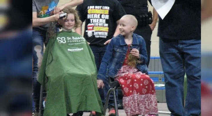 80 niños se afeitaron la cabeza para apoyar a su amiga con cáncer
