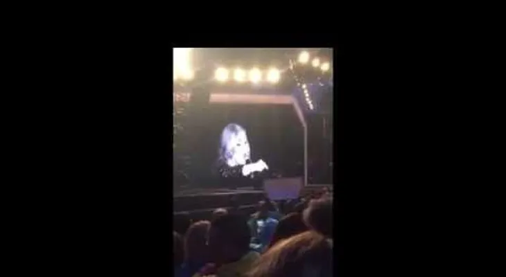 "Estoy aquí, en tu vida": La cantante Adele regaña a una fan por grabarla en un concierto (VIDEO)