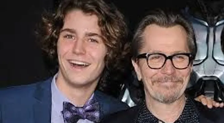 "Ha sido preocupante...ver que estas falsas acusaciones contra mi padre", dice hijo de Gary Oldman 
