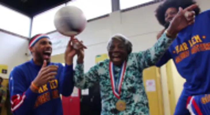 Abuela de 107 años que bailó con Obama, se divierte con Harlem Globetrotters